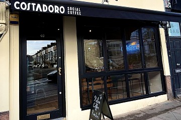 L'ingresso di uno dei due nuovi punti vendita Costadoro a Londra