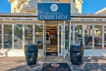 L'ingresso di Sfoorna Carpe Diem il flagship store dell'omonima catena artigianale di pizzerie