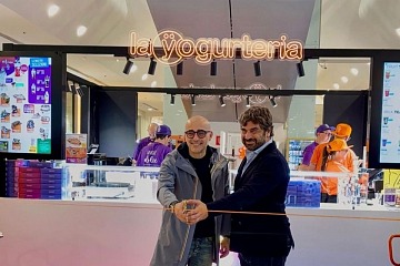 A sinistra, Alberto Langella founder de La Yogurteria durante uno dei tagli nastro di fine 2025