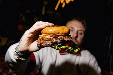 Lo smash burger di Duccio Smash Meat Sushi