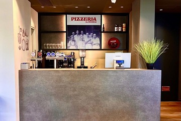 Il bancone della nuova Antica Pizzeria Da Michele di Latina