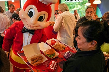 L'opening di Jollibee a Milano, in via XXII Marzo