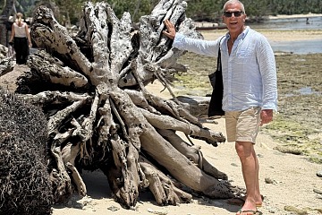 Max Mariola sulle spiagge di Mentawai in Indonesia