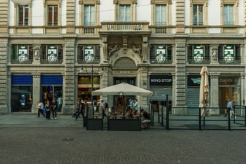 Il primo locale italiano di Wingstop in via Dante a Milano