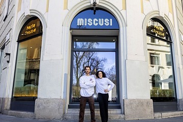 Federica Brignone (a destra) con Alberto Cartasegna (a sinistra) davanti a un punto vendita Miscusi
