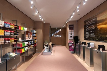 L'interno dello store Caffitaly in corso Buenos Aires a Milano