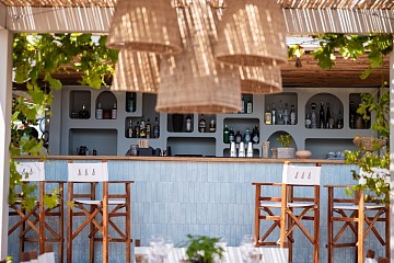 Il bancone del Nikki Beach Costa Smeralda, in apertura il 29 maggio