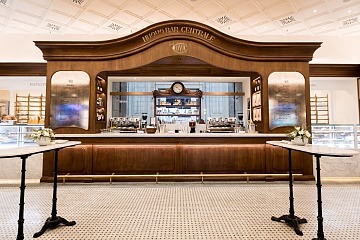 Il bancone del Nuovo Bar Centrale della Pasticceria Cova alla Stazione Centrale di Milano