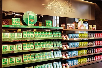 L'offerta a scaffale del nuovo Lindt Chocolate Shop di Torino