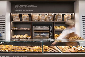Il bancone della bakery Princi in Stazione Centrale a Milano