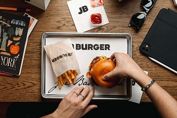 JB Burger è il nuovo brand nato dalla collaborazione tra Joe Bastianich e Bun Burgers