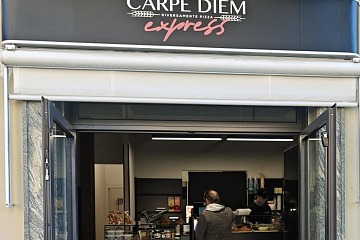 Insegna e ingresso di Carpe Diem Express, il format take away dell'omonima insegna di pizzerie artigianali