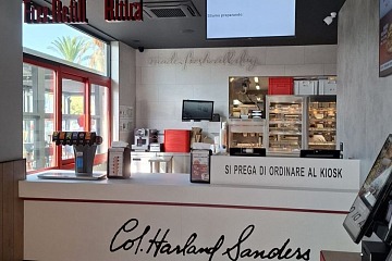 Il bancone del nuovo KFC di Trapani