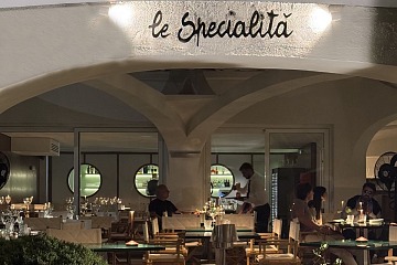 Il locale di Le Specialità a Polto Quatu in Sardegna