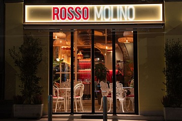 L'insegna di Rosso, il format premium di Rossopomodoro in via Molino delle Armi a Milano