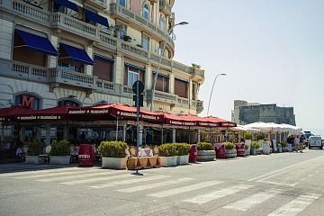 Il ristorante Mammina sul lungomare di Napoli