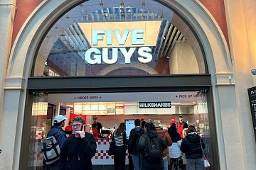 Il nuovo locale Five Guys alla Stazione di Torino Porta Nuova