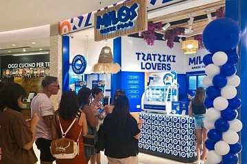 La fila in occasione del taglio nastro di Milos al Wow Side Shopping Center di Roma
