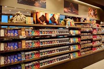 La proposta di cioccolata premium all'interno del nuovo negozio Lindt a Genova