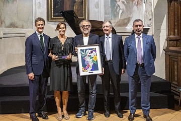 Lara Gilmore e Massimo Bottura al centro della foto durante la premiazione dell'Avolta Legend Award