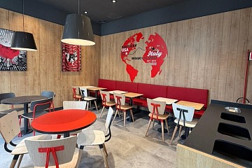 La sala del ristorante KFC Italia aperto a Reggio Calabria