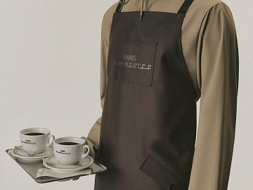 Il grembiule professionale nato dall'incontro tra La Marzocco e Rains