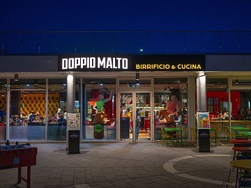 L'ingresso di Doppio Malto sulla food court della marina di Loano