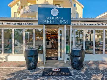 L'ingresso di Sfoorna Carpe Diem il flagship store dell'omonima catena artigianale di pizzerie