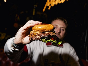Lo smash burger di Duccio Smash Meat Sushi