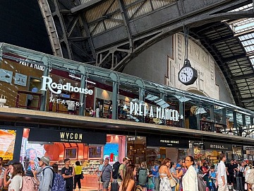 Il mezzanino fronte binari della Stazione Centrale di Milano