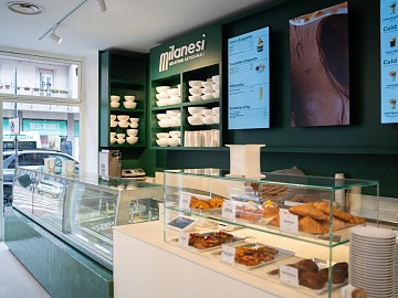 Il bancone di Milanesi nel nuovo locale di corso Genova