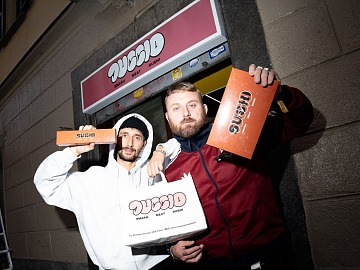 I due fondatori di Duccio Smash Meat Sushi di fronte al nuovo indirizzo torinese