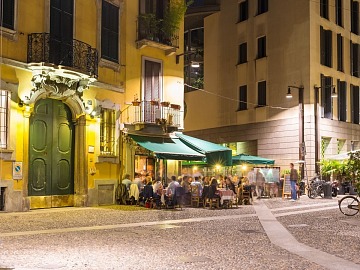 Uno scorcio di Milano, dove si contano 5.557 esercizi commerciali