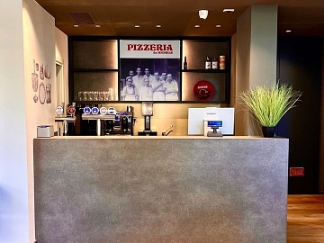 Il bancone della nuova Antica Pizzeria Da Michele di Latina