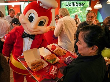 L'opening di Jollibee a Milano, in via XXII Marzo