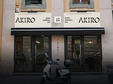 La vetrina di Akiro in via della Moscova a Milano