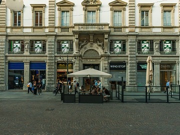 Il primo locale italiano di Wingstop in via Dante a Milano