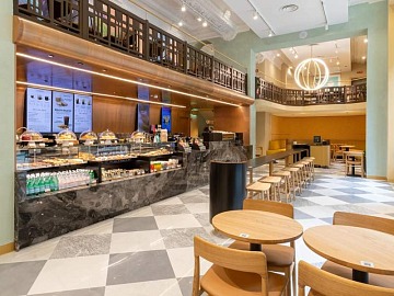 L'interno del nuovo Starbucks di Napoli negli spazi della Galleria Umberto I