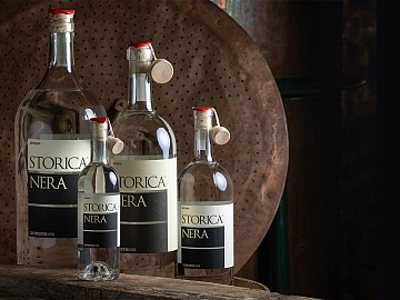 Storica Nera, il marchio più conosciuto di Domenis 1898, ora nel catalogo Distilleria Nardini
