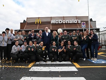 Il team del punto vendita McDonald's numero 800 in Italia