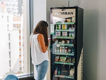 Uno smart fridge Foorban installato in un ufficio
