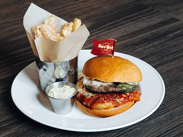 Il Parmigiana Burger proposto da Hard Rock Cafè Milano