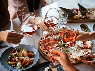 La spesa del vino al ristorante vale una quota del 21% dello scontrino medio secondo l'Osservatorio Fipe-Uiv