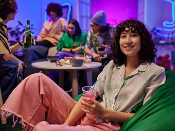 In Italia, secondo CGA by NIQ, il 46% dei giovani Gen Z non ha ridotto il consumo di alcol nell'ultimo anno