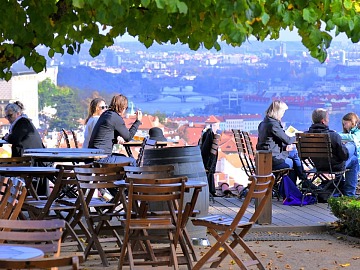 I turisti internazionali a tavola generano il 67% del valore aggiunto per i primi 10 comuni turistici italiani