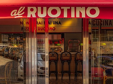 L'ingresso di uno dei due punti vendita di Al Ruotino