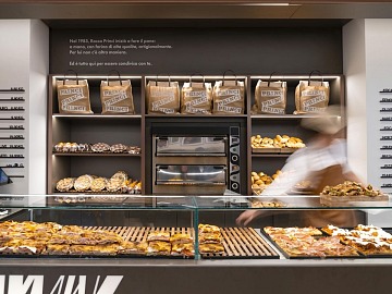 Il bancone della bakery Princi in Stazione Centrale a Milano