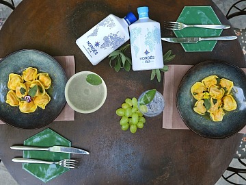 I cocktail Nordés Gin e i piatti di Al Cortile