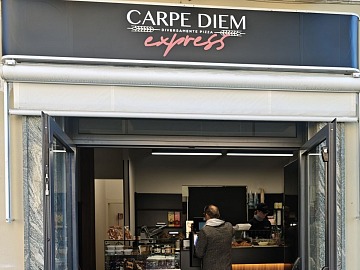Insegna e ingresso di Carpe Diem Express, il format take away dell'omonima insegna di pizzerie artigianali