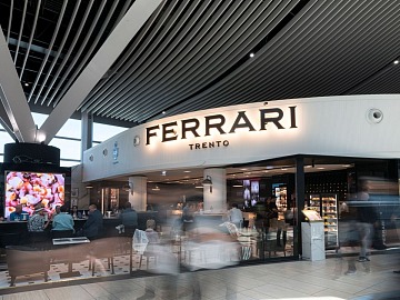 Il nuovo Ferrari Spazio Bollicine all'interno dell'Aeroporto Roma Fiumicino